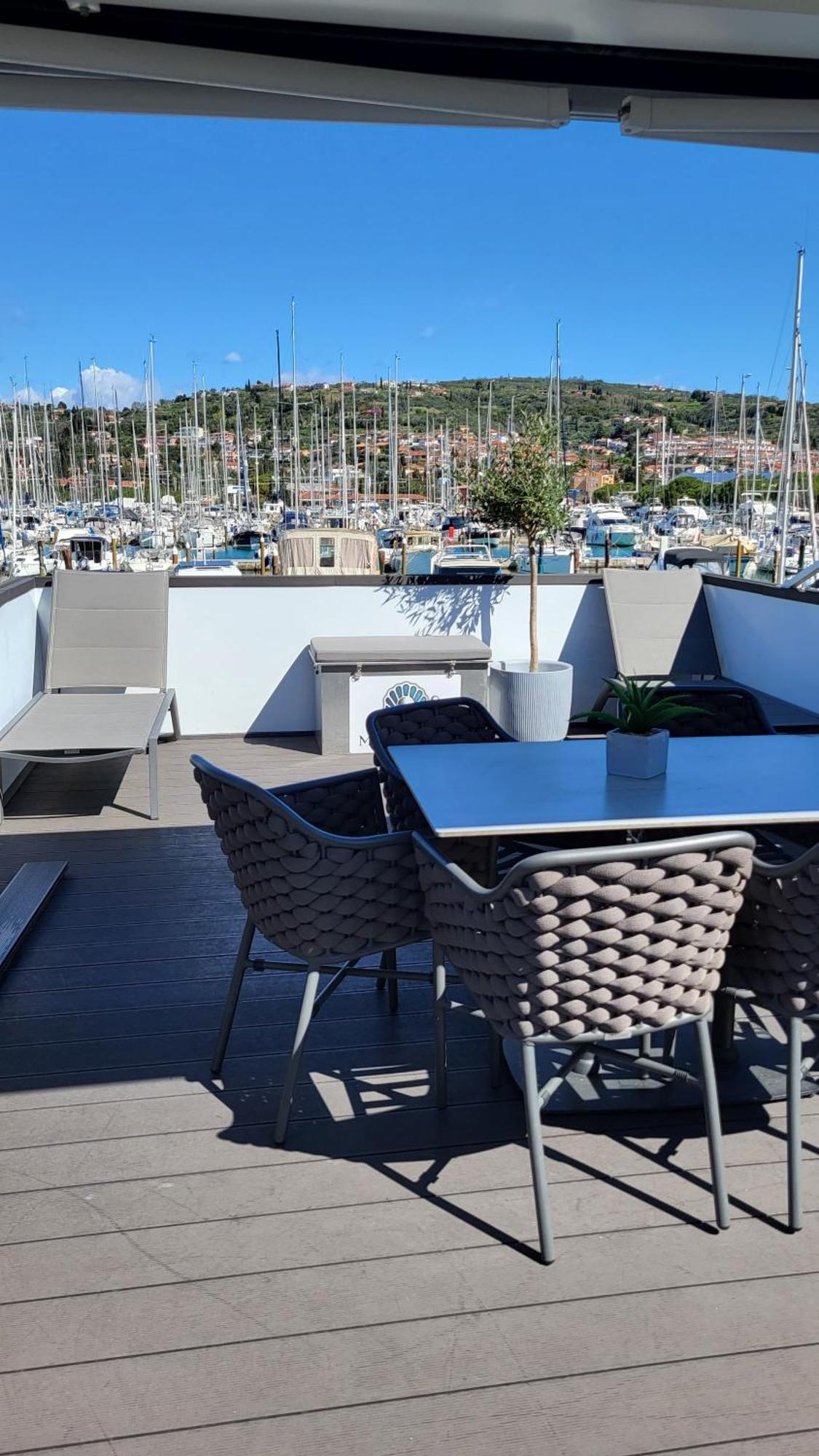 Floating House - Marina Pearl Apartment Порторож Екстериор снимка