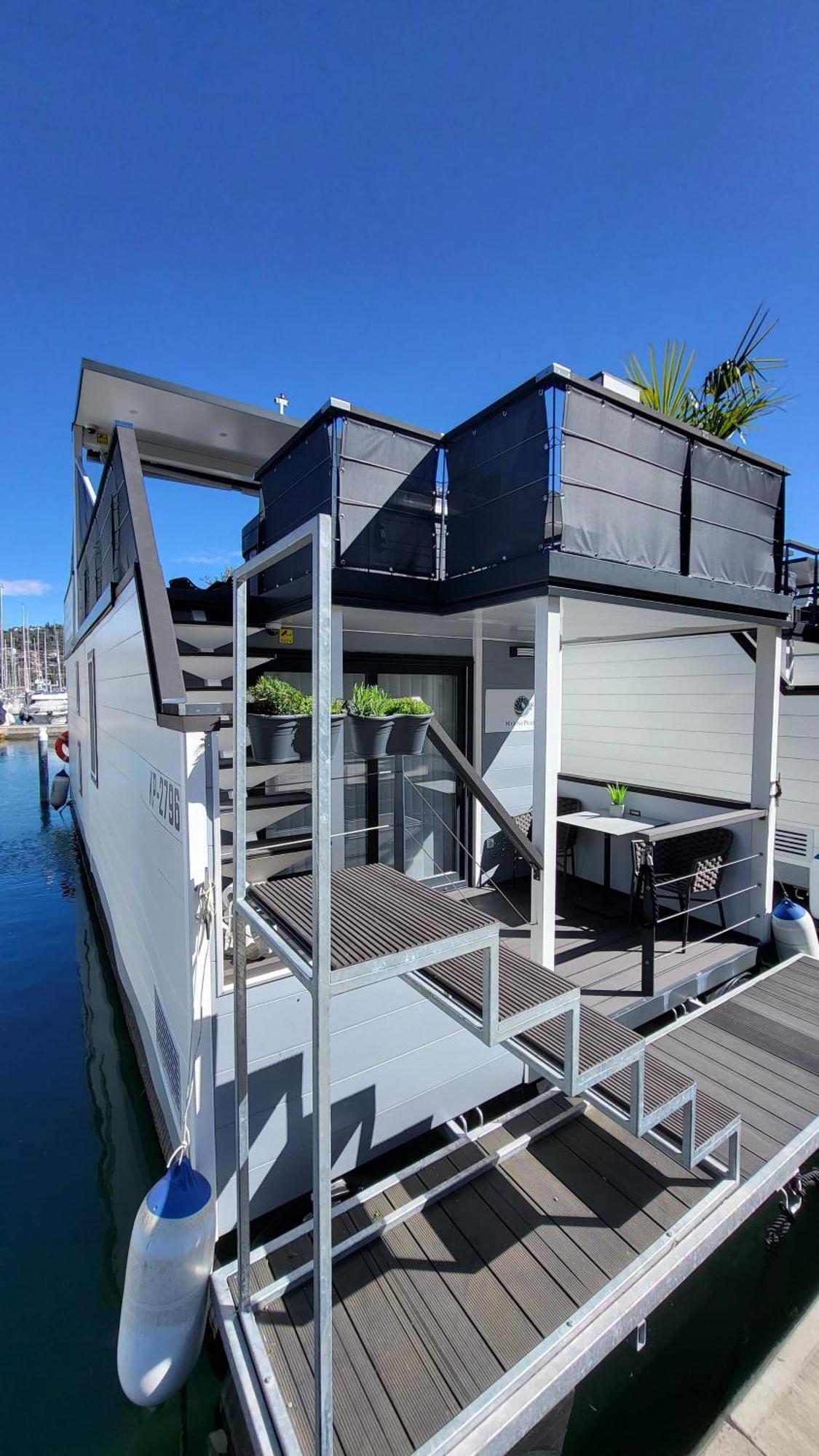 Floating House - Marina Pearl Apartment Порторож Екстериор снимка