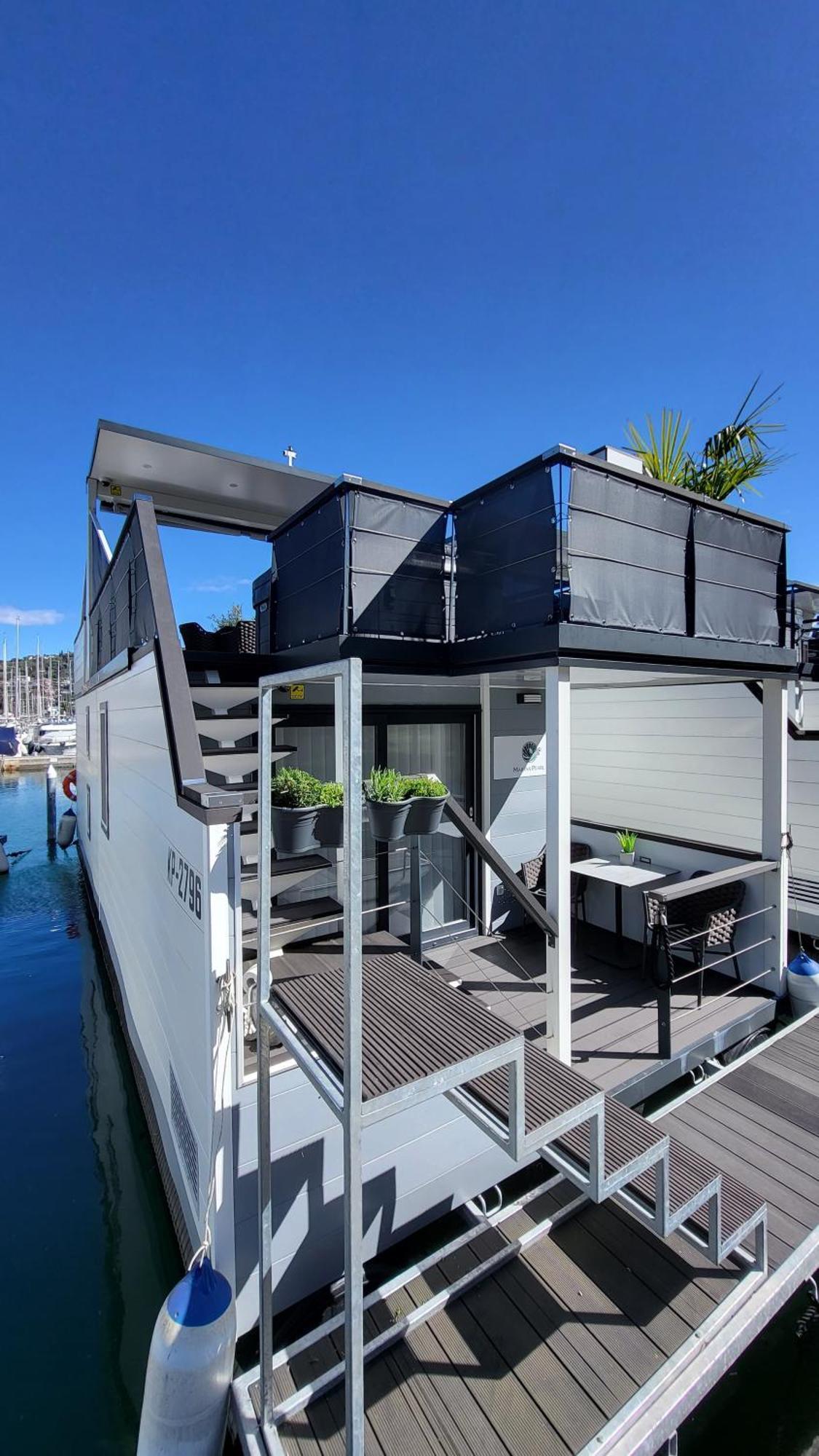 Floating House - Marina Pearl Apartment Порторож Екстериор снимка