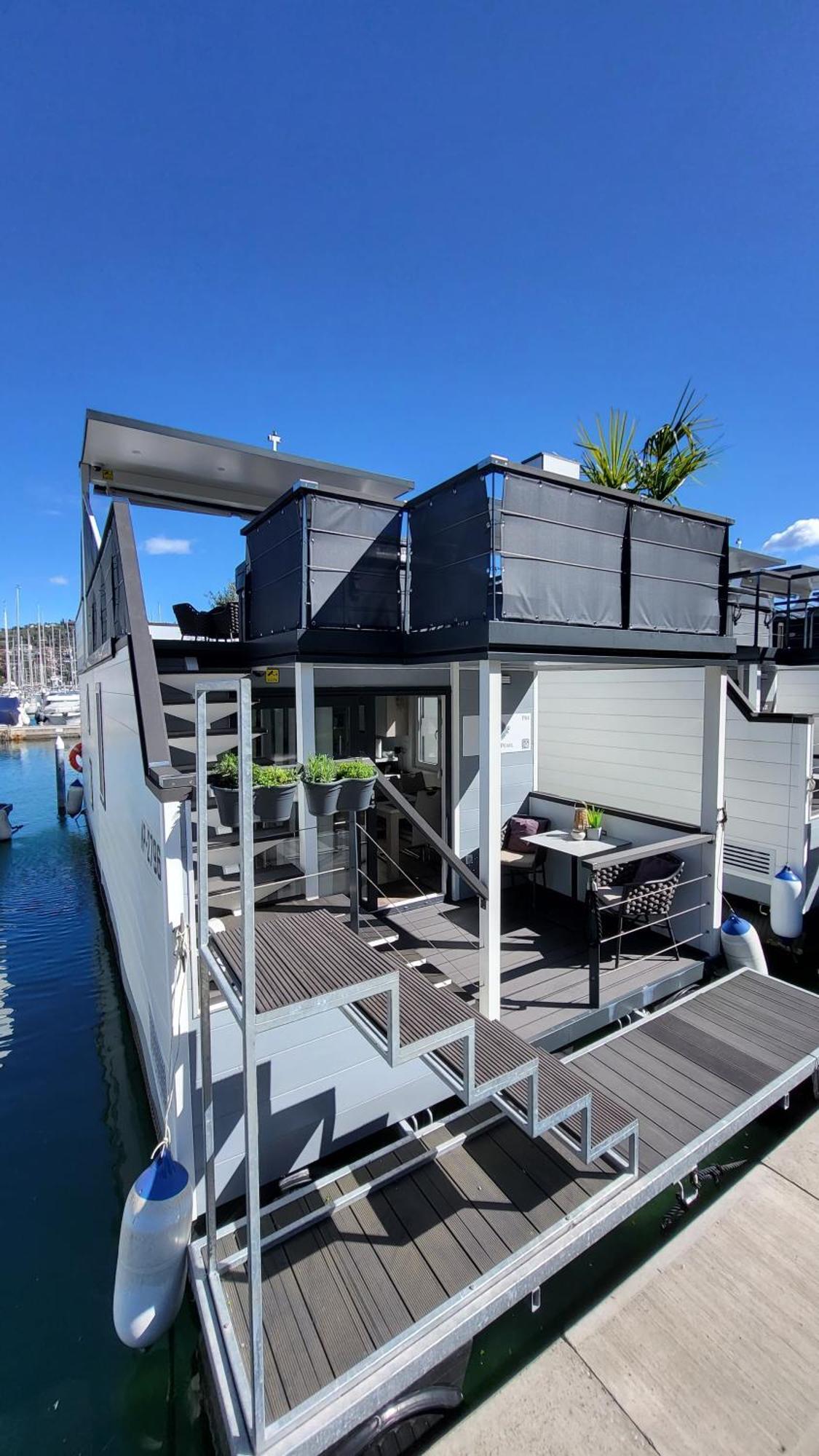Floating House - Marina Pearl Apartment Порторож Екстериор снимка