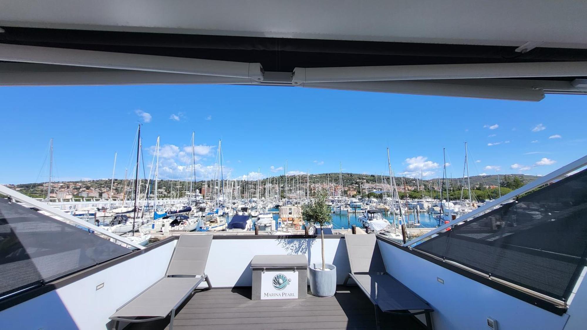 Floating House - Marina Pearl Apartment Порторож Екстериор снимка