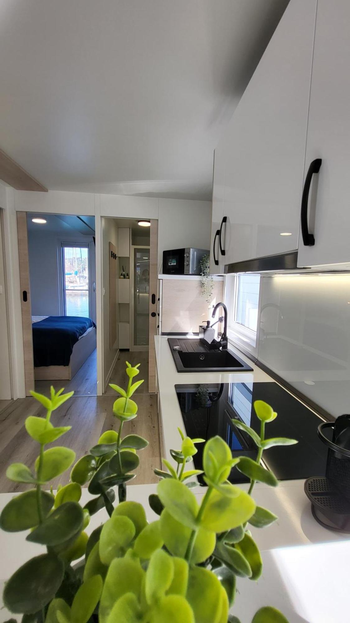 Floating House - Marina Pearl Apartment Порторож Екстериор снимка